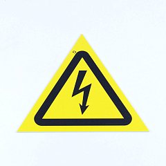 Знак безопасности "Опасность поражения электрическим током", 200*200*2 мм, пластик, W08 фото